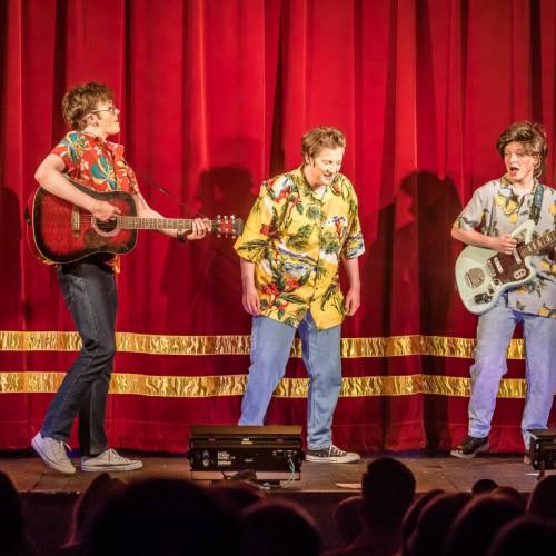 Hogiau yn canu a chwarae gitar