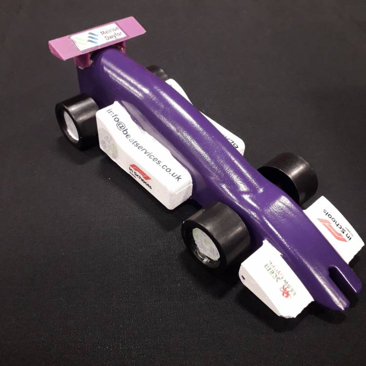 Car tîm y 'Bwledi Piws' a enillodd y wobr am yr hunaniaeth tîm gorau yn y gystadleuaeth F1 mewn ysgolion