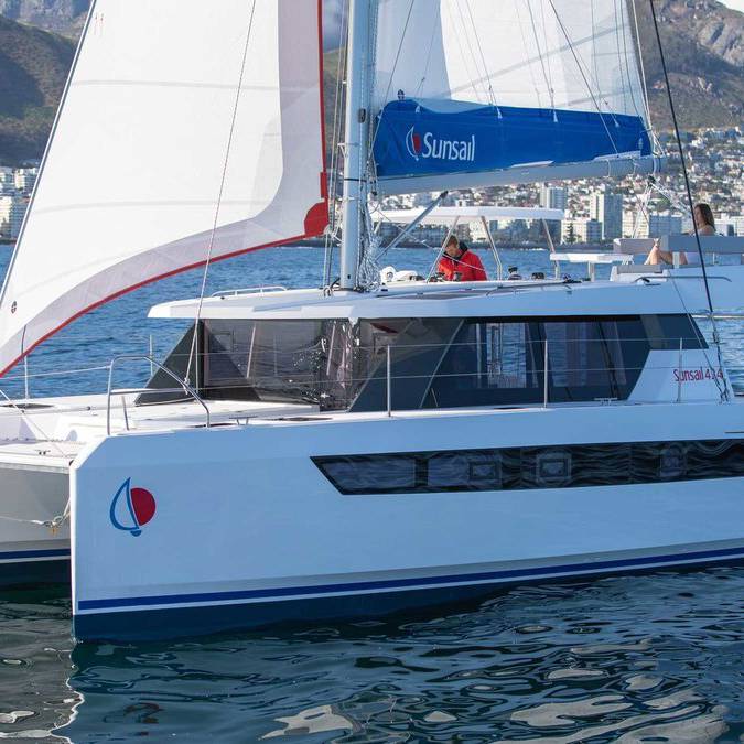 Catamarán 424 cwmni Sunsail