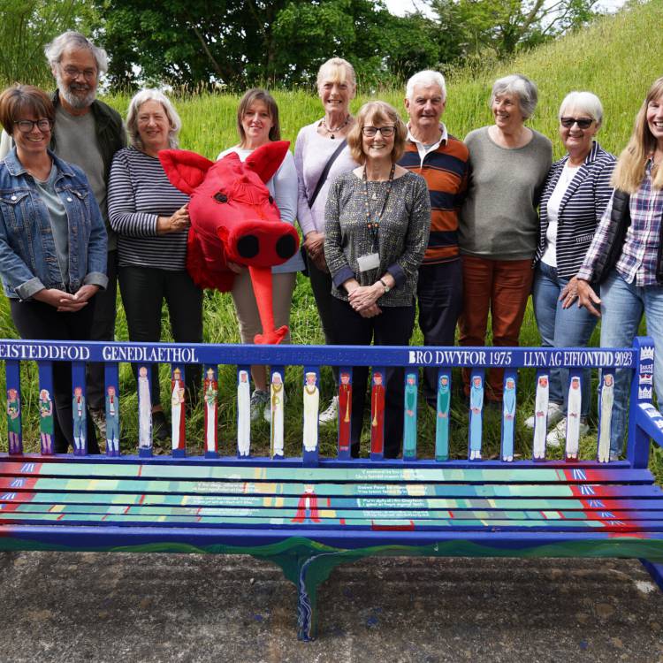 Y tiwtor Cymraeg Helen Roberts a'i myfyrwyr wrth y fainc gyfeillgarwch