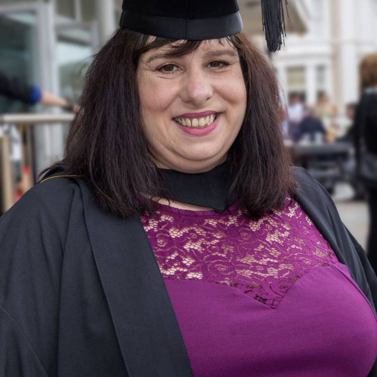 Collette McDowell yn Seremoni Raddio Grŵp Llandrillo Menai yn Venue Cymru