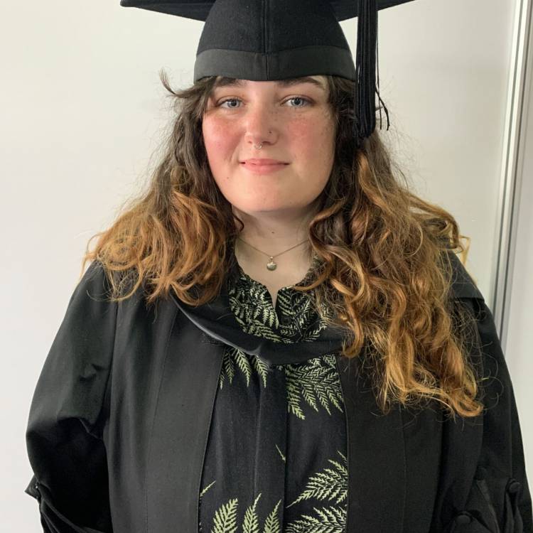 Lucy Ann Jones yn Seremoni Raddio Grŵp Llandrillo Menai yn Venue Cymru