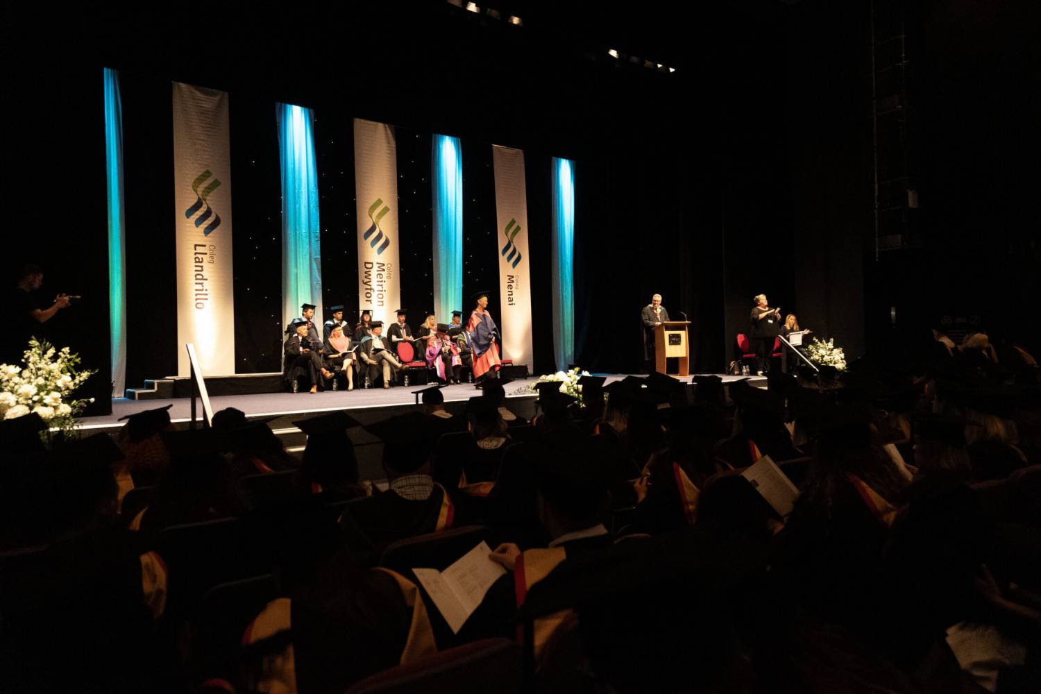 Seremoni Raddio Grŵp Llandrillo Menai yn Venue Cymru