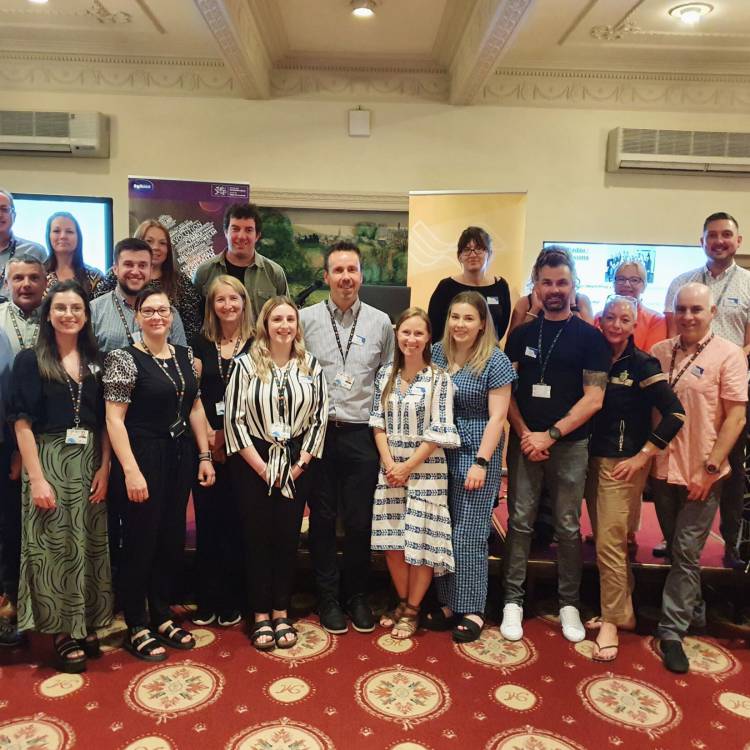 Mynychwyr y gynhadledd