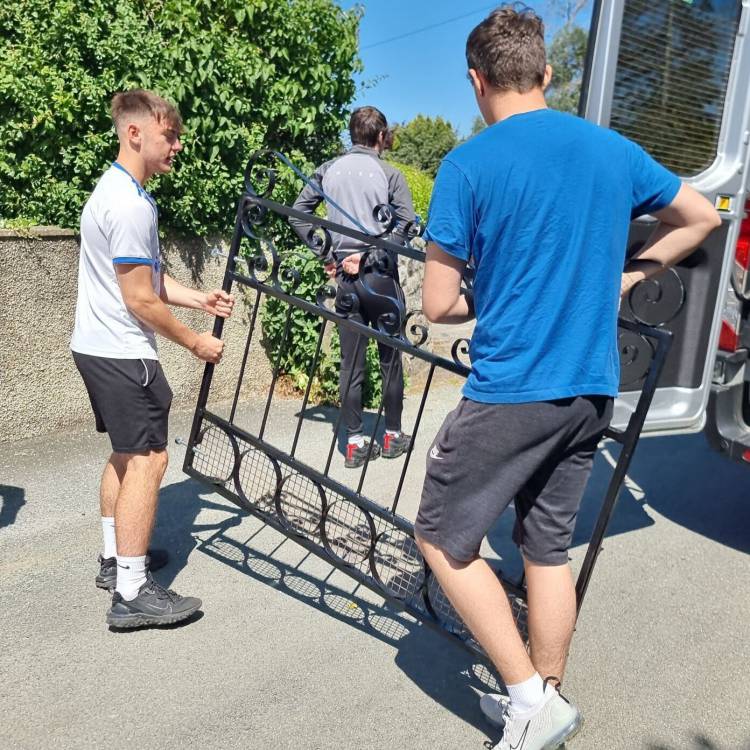 Myfyrwyr yn cymryd y giât i dŷ Elfyn Williams yn Harlech