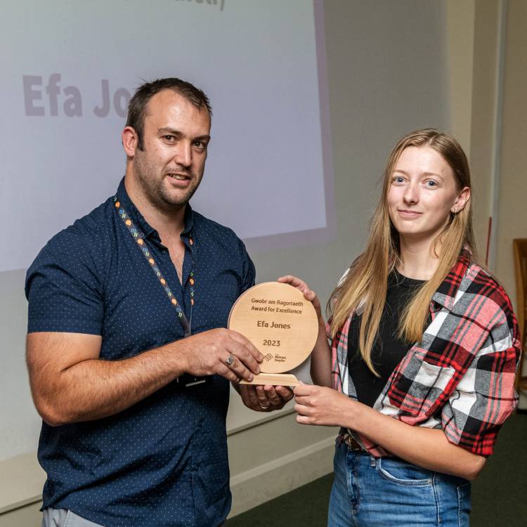 Efa Glyn Jones yn derbyn ei gwobr gan Marius Jones, Rheolwr y Maes Rhaglen Adeiladwaith a Pheirianneg yng Ngholeg-Meirion-Dwyfor
