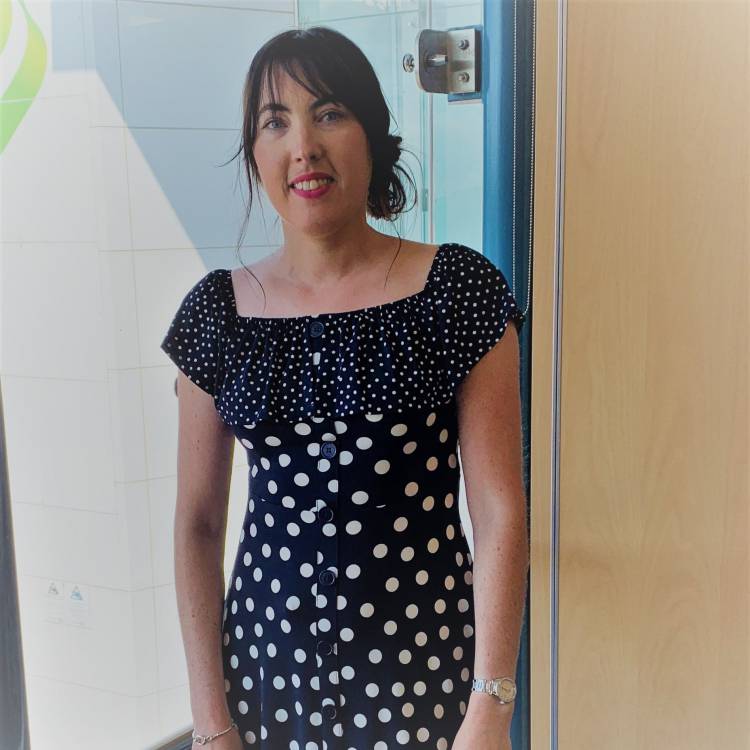 Carly Edge, enillydd gwobr Dysgwr Mynediad y Flwyddyn campws Coleg Llandrillo yn Llandrillo-yn-Rhos