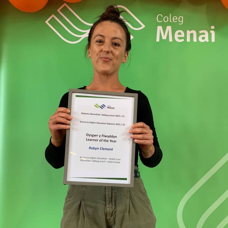 Robyn Clement, enillydd gwobr Dysgwr Mynediad y Flwyddyn Coleg Menai