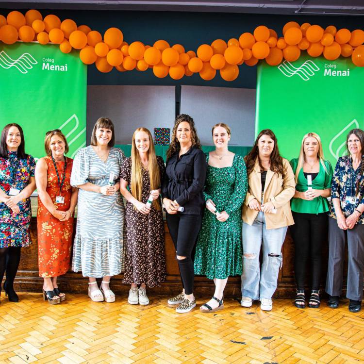 Myfyrwyr yn seremoni wobrwyo Mynediad i Addysg Uwch Coleg Menai ym Mangor.