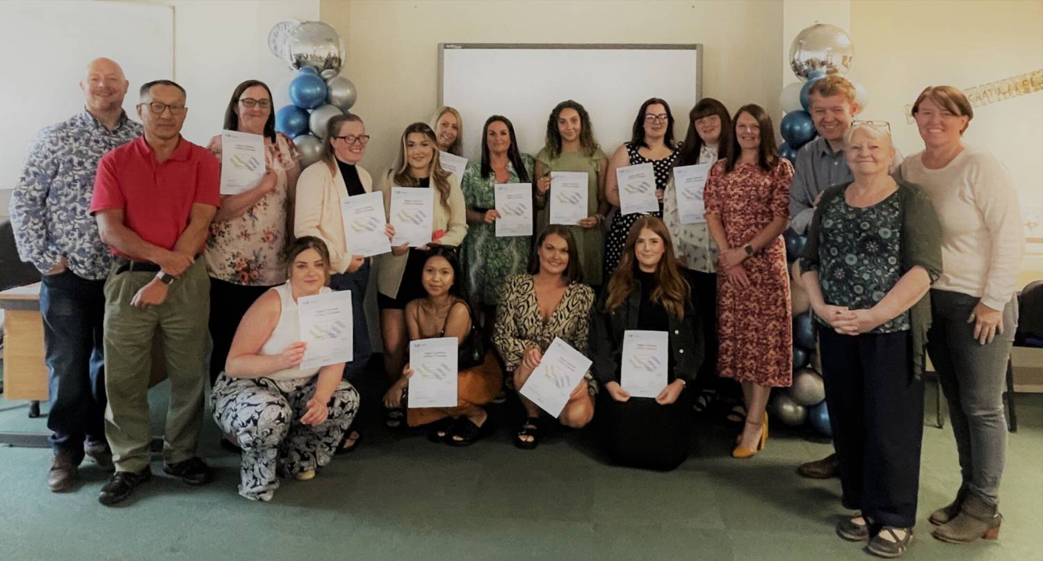 Myfyrwyr yn seremoni wobrwyo Mynediad i Addysg Uwch ar gampws Coleg Llandrillo yn y Rhyl.