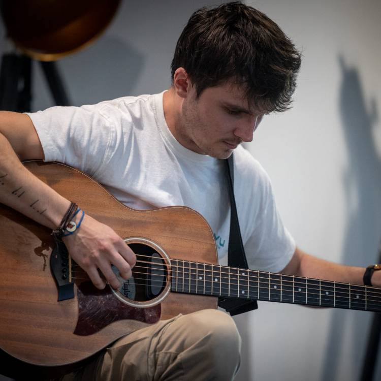 Aron Griffiths yn perfformio