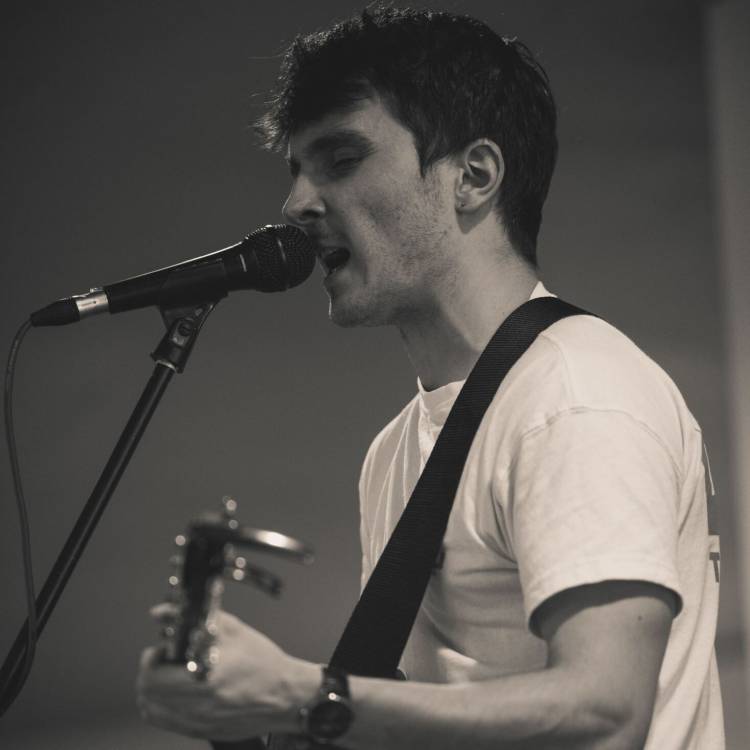 Aron Griffiths yn perfformio