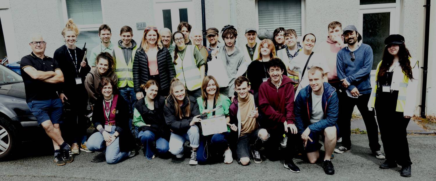 Ceri Bostock gyda chast a chriw The Hunger Pang Gang