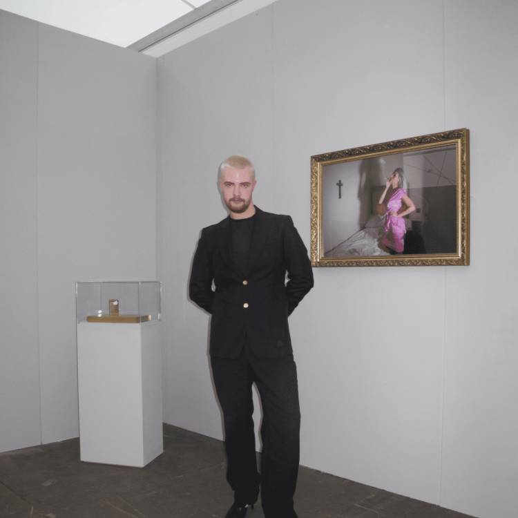 Llŷr Evans gydag un o'i bortreadau