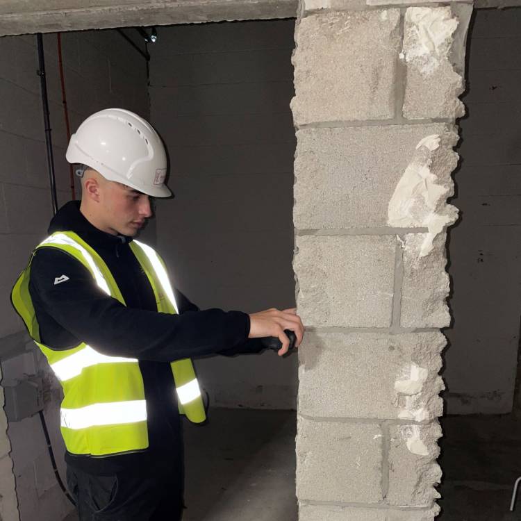 Brody White yn gweithio gyda Read Construction