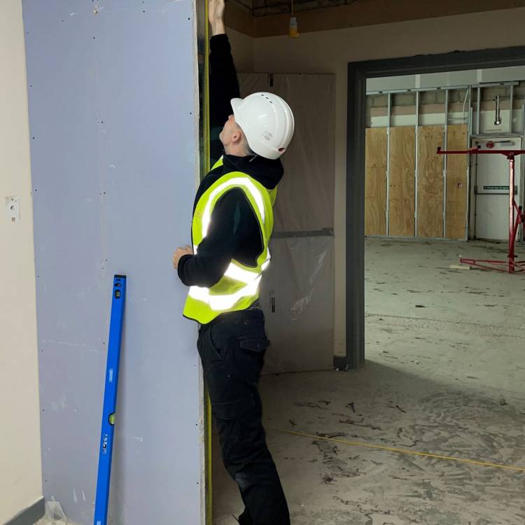 Brody White yn gweithio gyda Read Construction