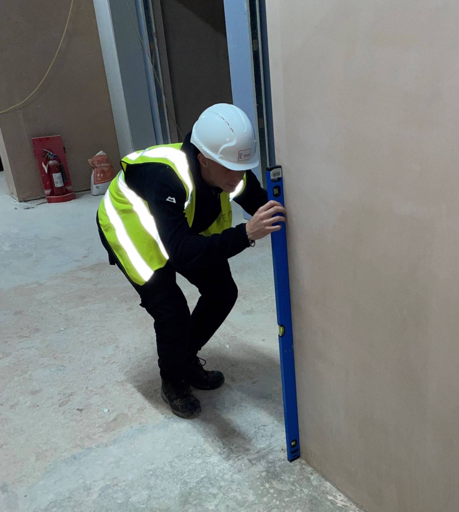 Brody White yn gweithio gyda Read Construction