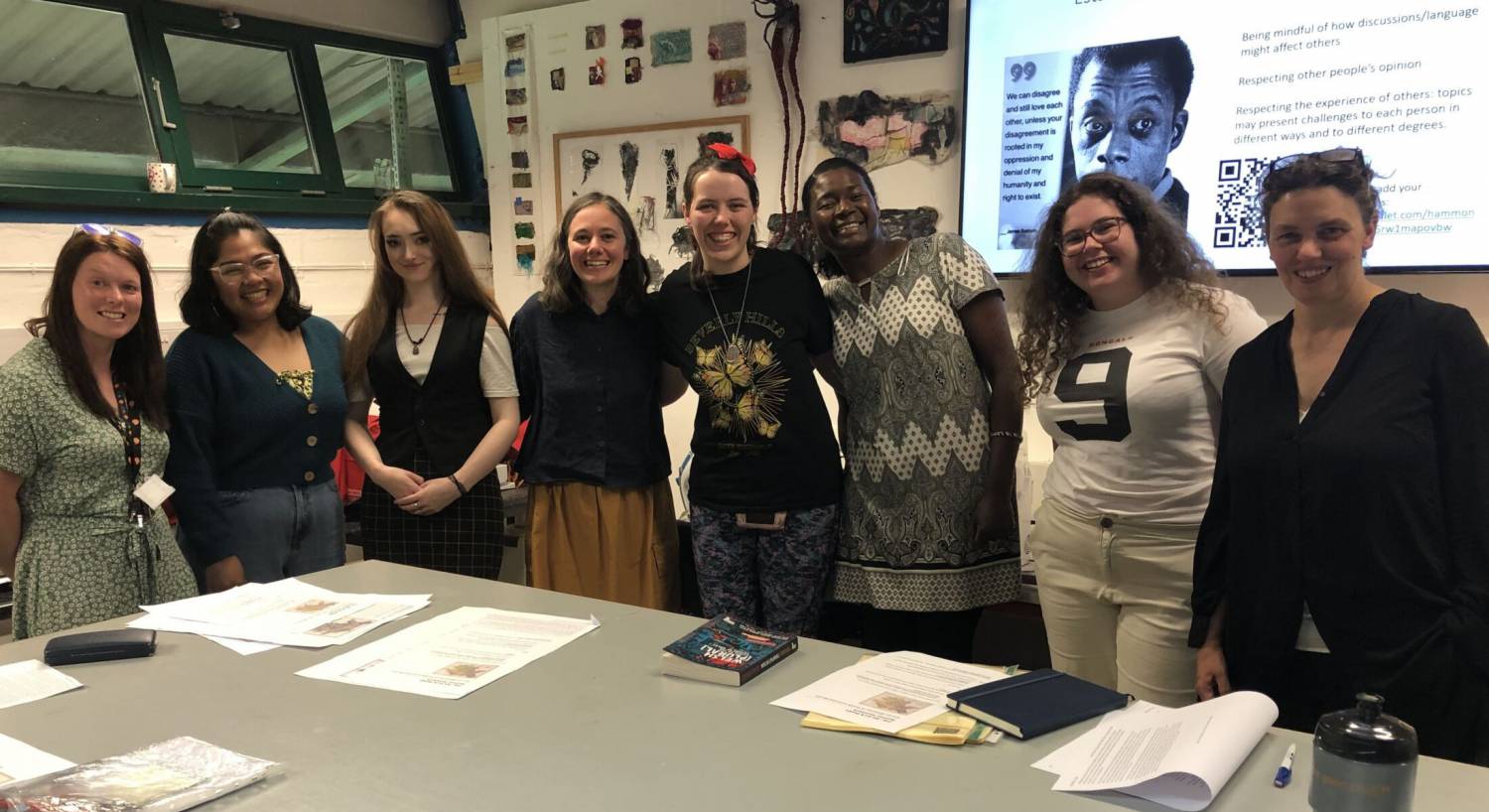 Myfyrwyr Celf a Dylunio gyda Dr Charlotte Hammond a Miranda Meilleur