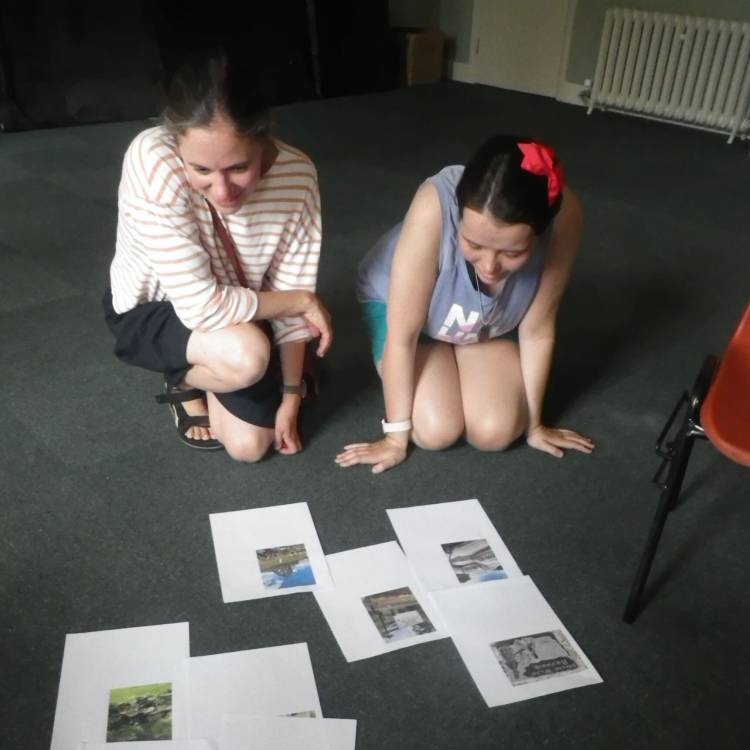 Dr Charlotte Hammond a’r myfyriwr Seren Haf Williams Davies wrth eu gwaith ar brosiect Hanesion Plethedig Gwlân Cymru a Chaethwasiaeth