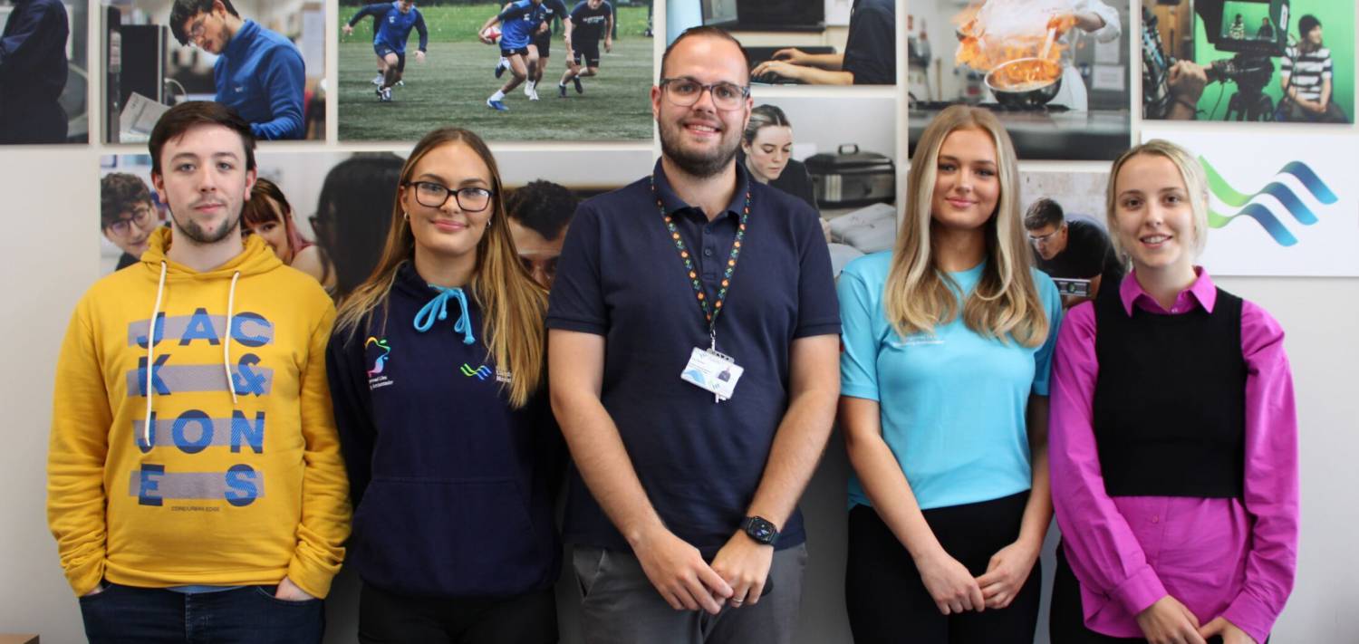 Llywyddion Undeb Myfyrwyr Jason Scott, Kyra Wilkinson, Claire Bailey a Kayleigh Griffiths gyda Aaron Beacher, Swyddog Cyfoethogi Myfyrwyr