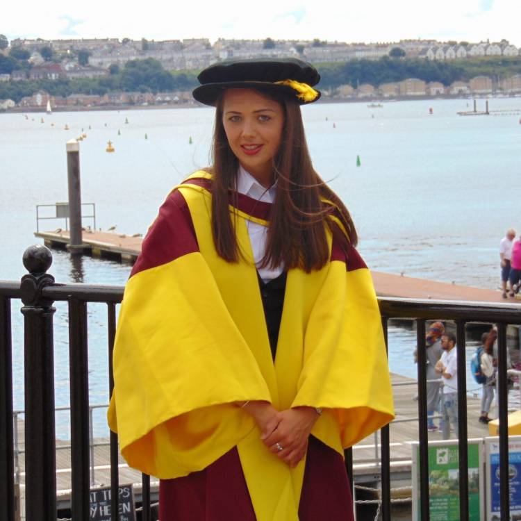 Dr Ellen Evans ar ôl ei seremoni raddio PhD