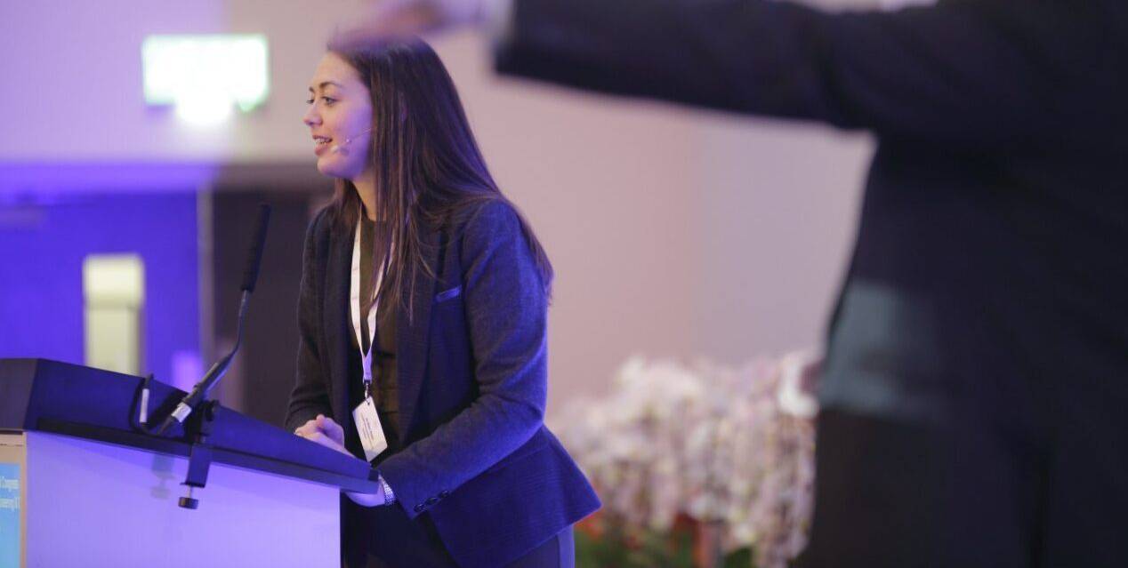 Dr Ellen Evans yn rhoi cyflwyniad