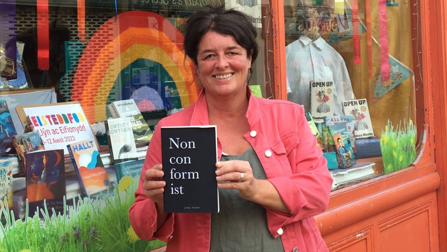 Jane Parry gyda chopi o'i llyfr Nonconformist, y tu allan i Palas Print, Caernarfon