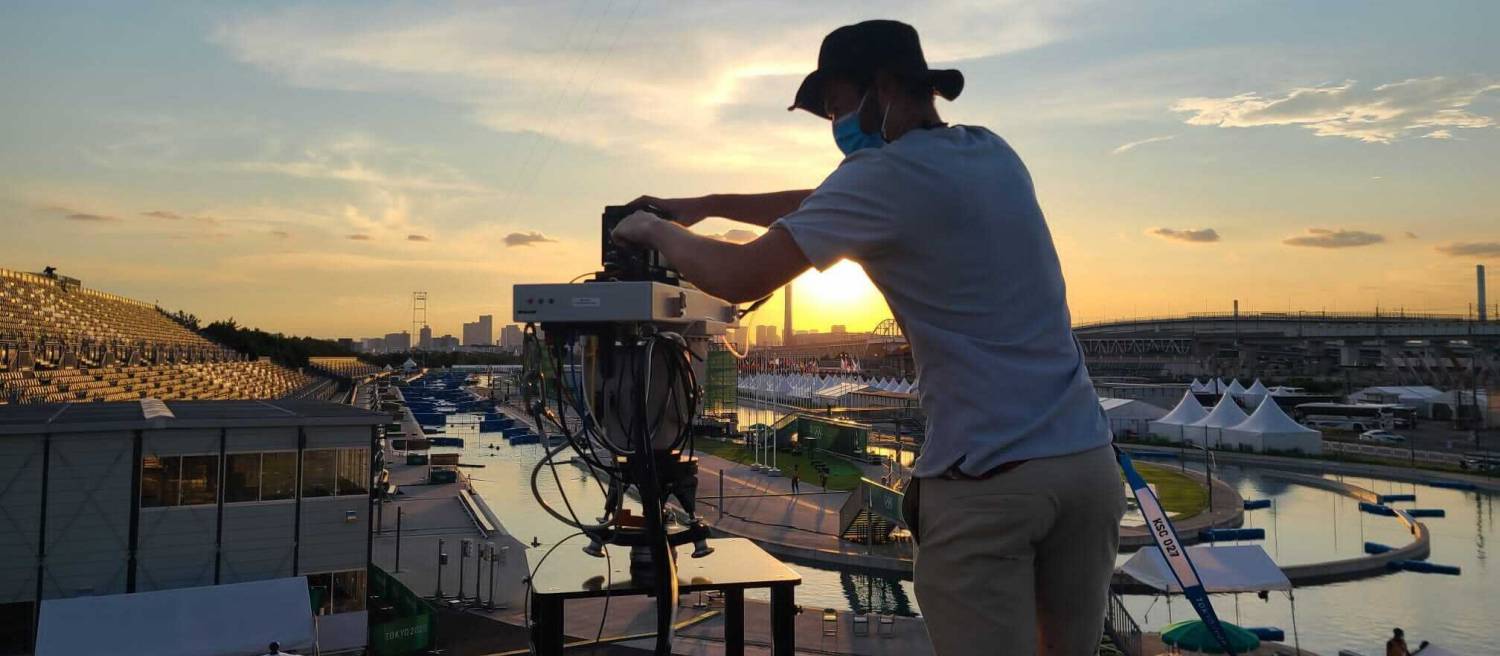 Michael Kitchin yn gweithio fel gweithredwr camerâu arbenigol yng Ngemau Olympaidd Tokyo