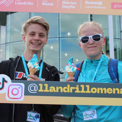 Myfyrwyr yn mwynhau hufen ia Mr Ricky, Prince of Desserts yn Ffair y Glas, Llandrillo-yn-Rhos