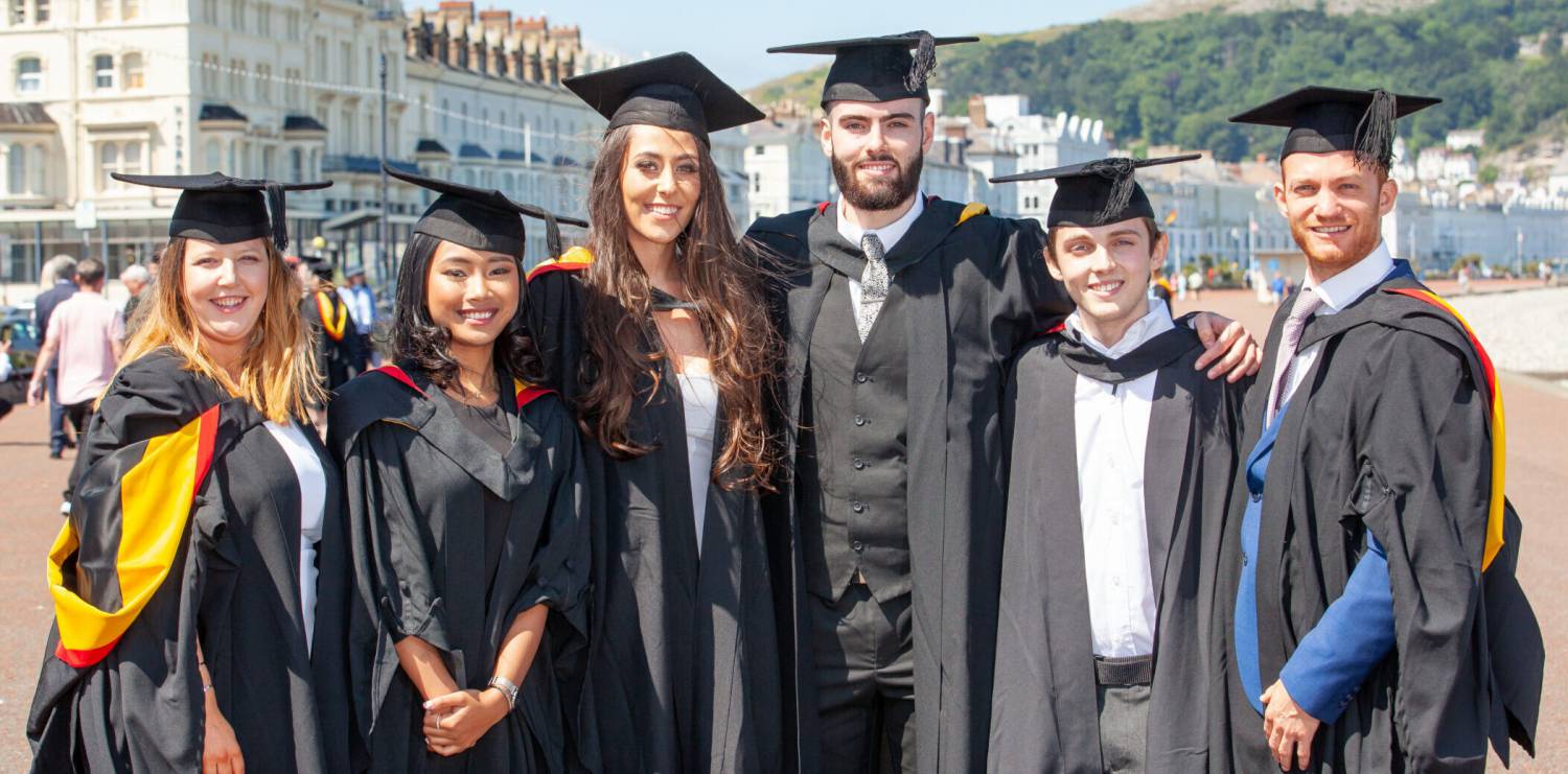 Myfyrwyr yn y Seremoni Raddio Flynyddol