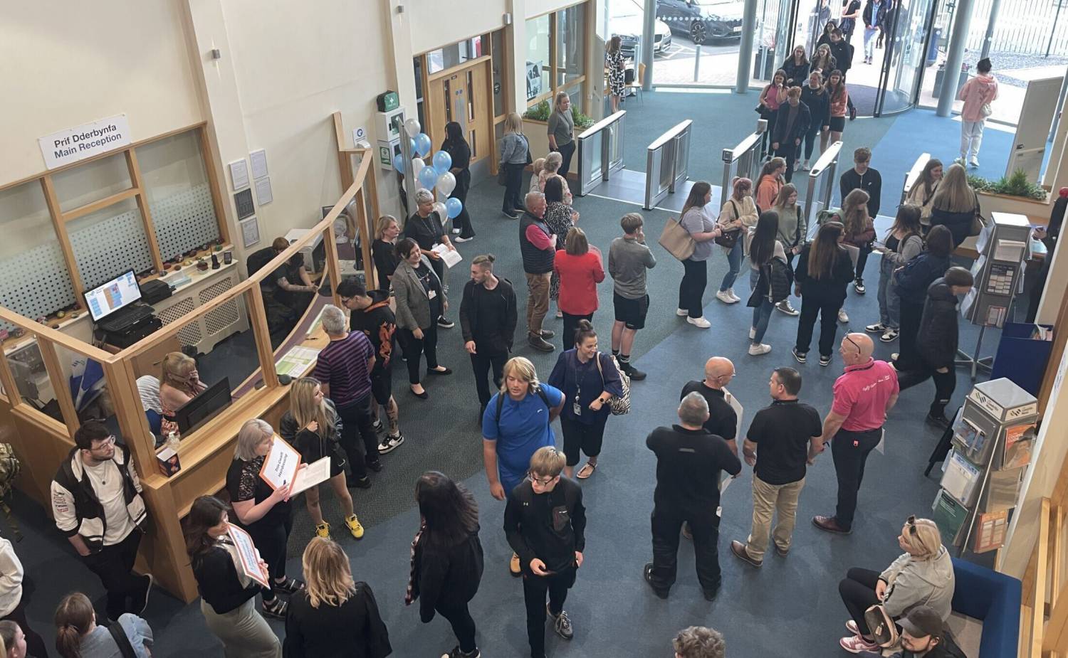 Myfyrwyr a Staff yng Ngholeg Llandrillo yn y Rhyl