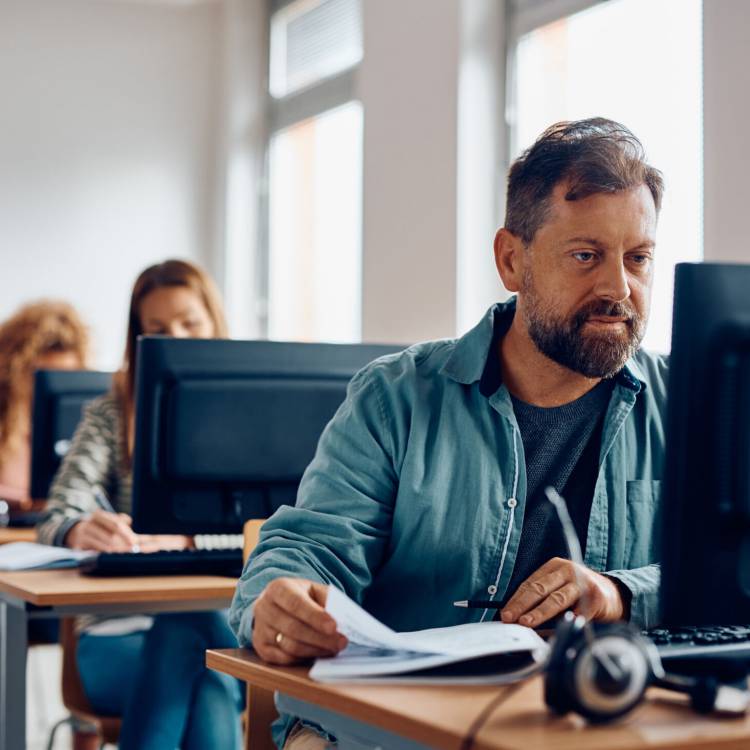 Dysgwyr ar cyfrifiaduron