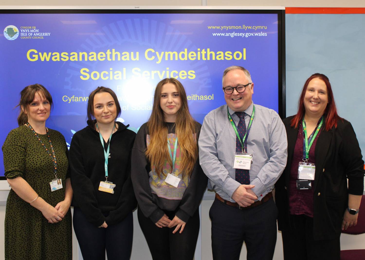 Fôn Roberts with Coleg Menai staff and learners