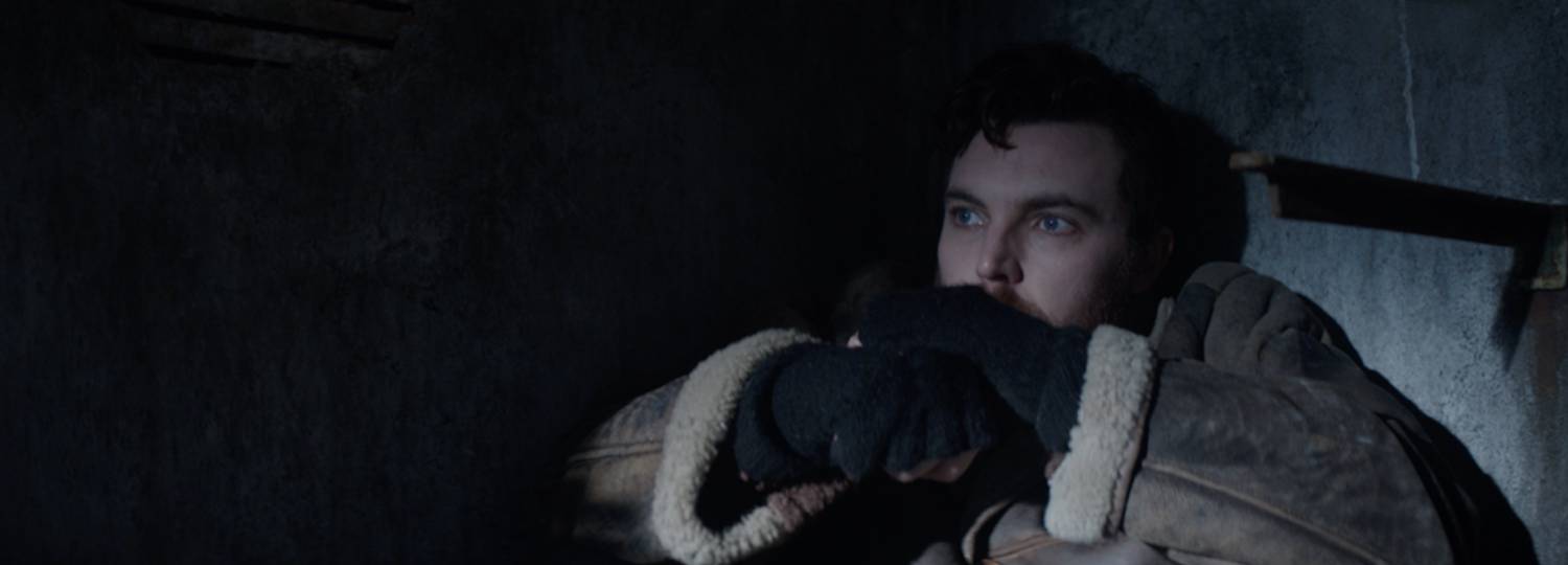 Golygfa o ffilm 'Shepherd' gan Russell Owen gyda'r actor Tom Hughes yn serennu