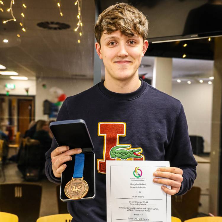Osian Roberts gyda'i fedal efydd yn CNC Turning yng Nghystadlaethau Sgiliau Cymru