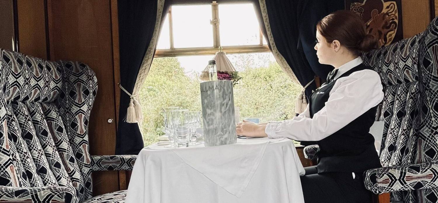 Rhian James o Goleg Llandrillo ar fwrdd British Pullman