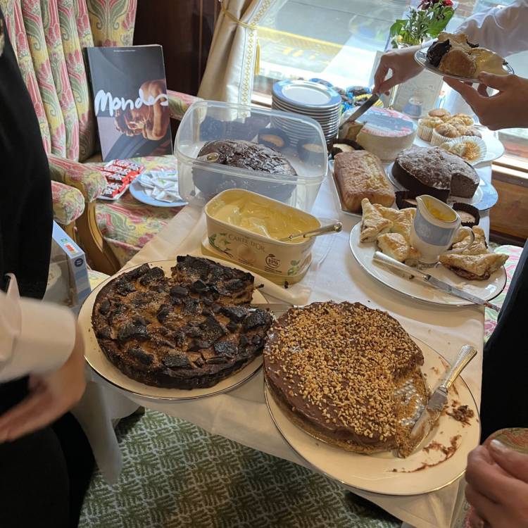 Cacenni ar y trên British Pullman