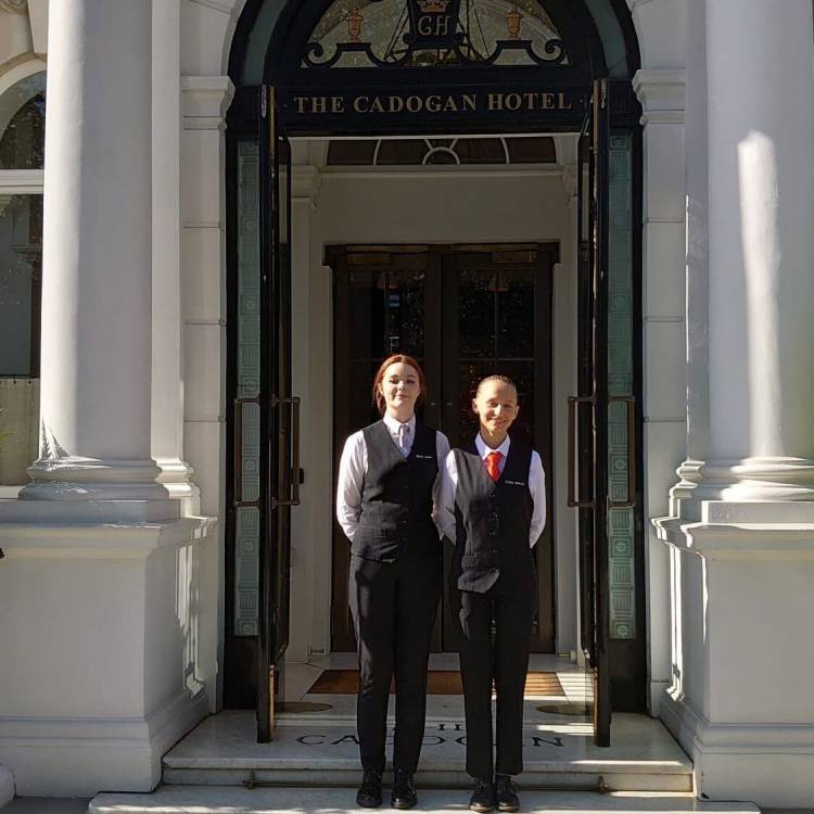 Rhian James a Yuliia Batrak o Goleg Llandrillo y tu allan i Westy Cadogan