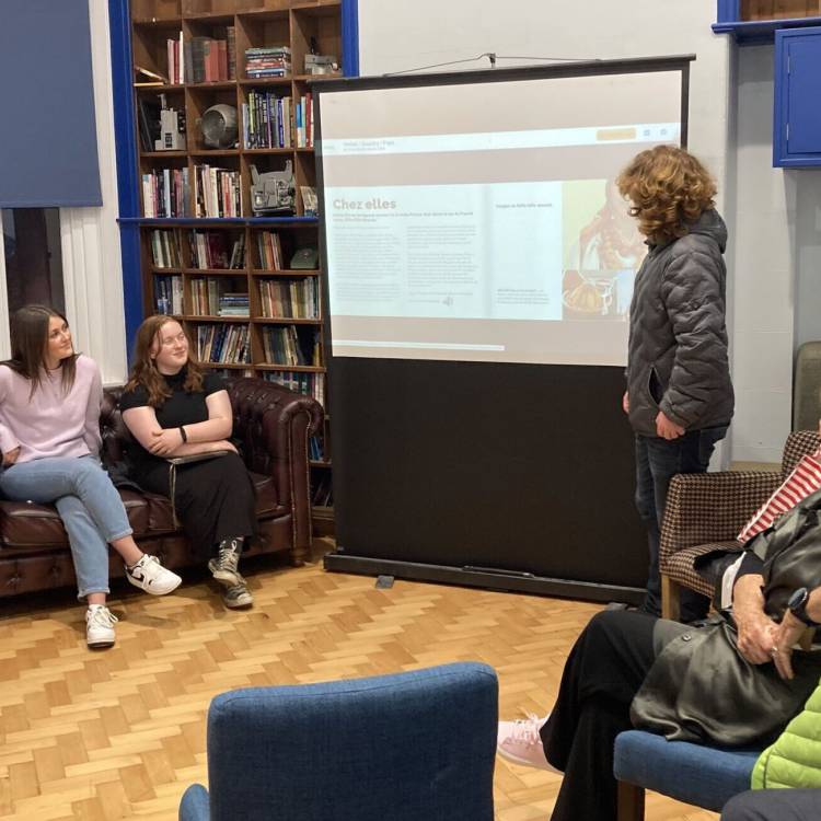 Myfyriwr o Goleg Meirion-Dwyfor, Osian Thomas, yn rhoi cyflwyniad yn ystod un o gyfarfodydd Clwb Rotari Pwllheli