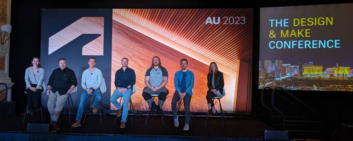 Iwan Roberts a Bryn Jones ar y llwyfan gyda'u cyd-siaradwyr yng Nghynhadledd Prifysgol Autodesk 2023