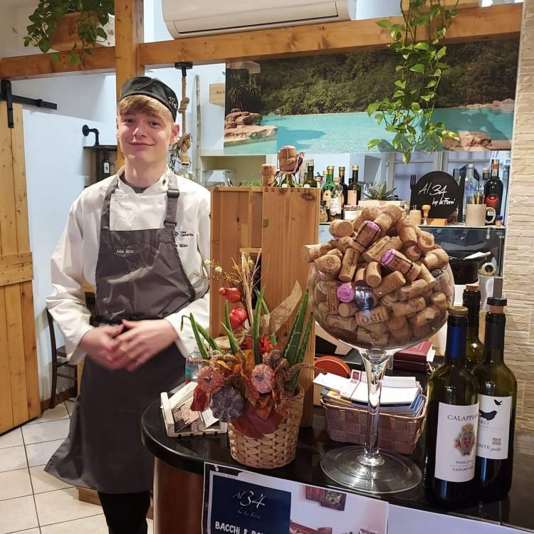 Myfyriwr ar brofiad gwaith yn Nhwsgani, yr Eidal