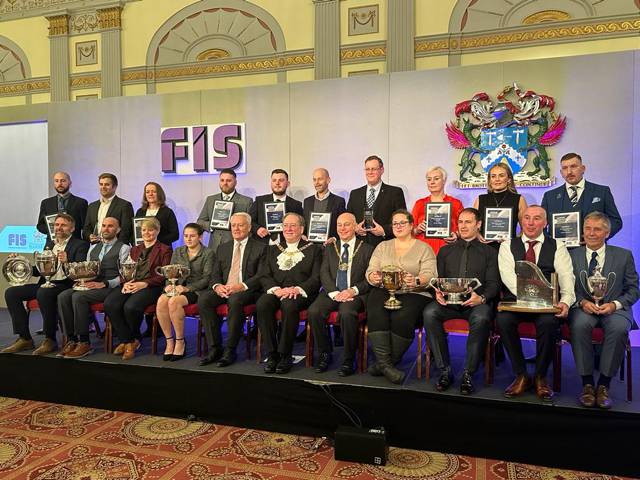 Kat ar y llwyfan gyda'r wobr