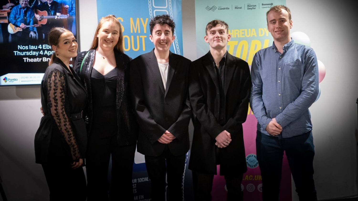 Myfyrwyr Coleg Menai yn premiere It’s My Shout 2023 yn Pontio, Bangor