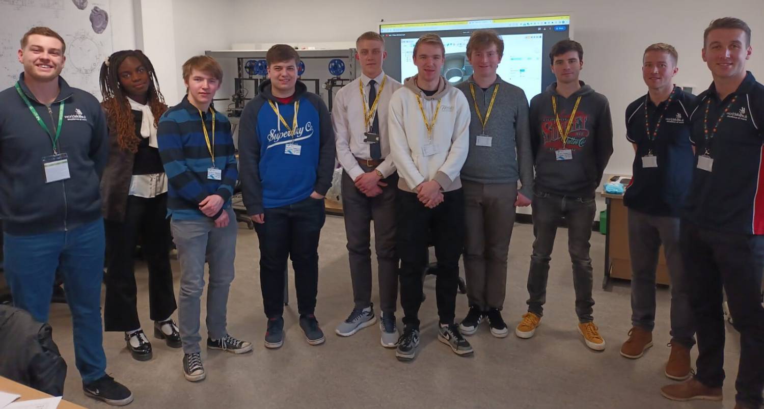 Y cystadleuwyr yng Ngholeg Menai ar gyfer digwyddiad i ddewis sgwad y DU ar gyfer WorldSkills gyda Lyle Kirkham, Bryn Jones ac Iwan Roberts