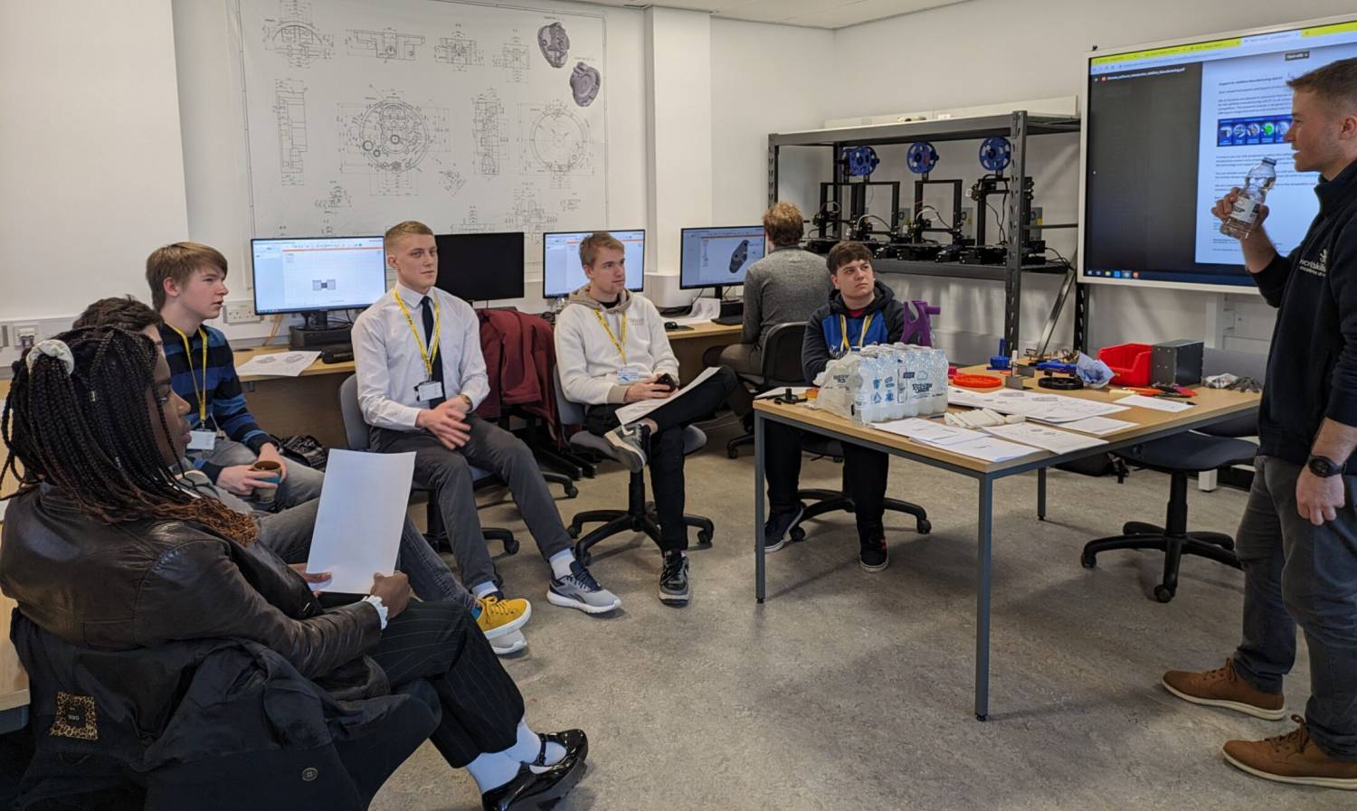 Y darlithydd Bryn Jones o’r coleg yn siarad â’r cystadleuwyr yn y digwyddiad yn Llangefni i ddewis sgwad ar gyfer WorldSkills 2024