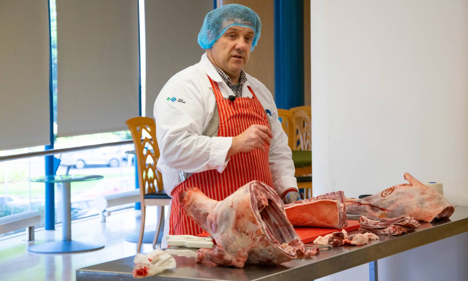 Karl Jones, Technolegydd Bwyd gyda Chanolfan Technoleg Bwyd yn cyflwyno dosbarth meistr i ddysgwyr Lletygarwch ac Arlwyo