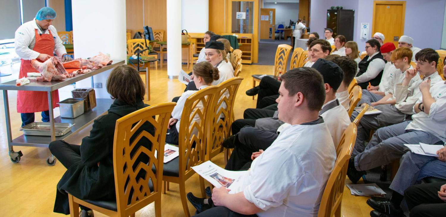 Karl Jones, Technolegydd Bwyd gyda Chanolfan Technoleg Bwyd yn cyflwyno dosbarth meistr i ddysgwyr Lletygarwch ac Arlwyo