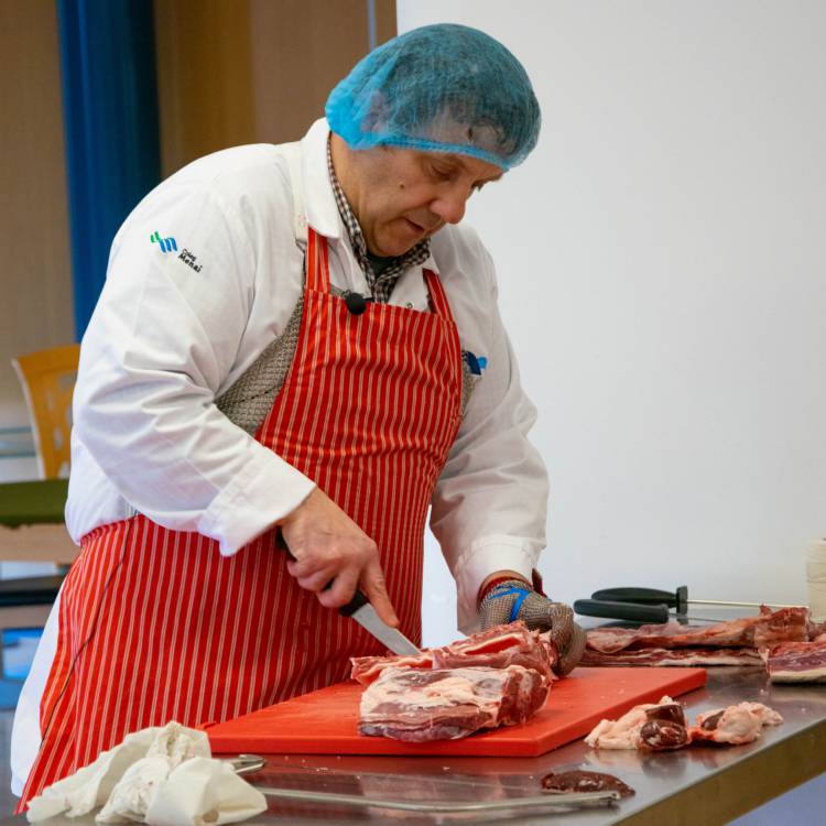 Karl Jones, Technolegydd Bwyd gyda Chanolfan Technoleg Bwyd yn cyflwyno dosbarth meistr i ddysgwyr Lletygarwch ac Arlwyo