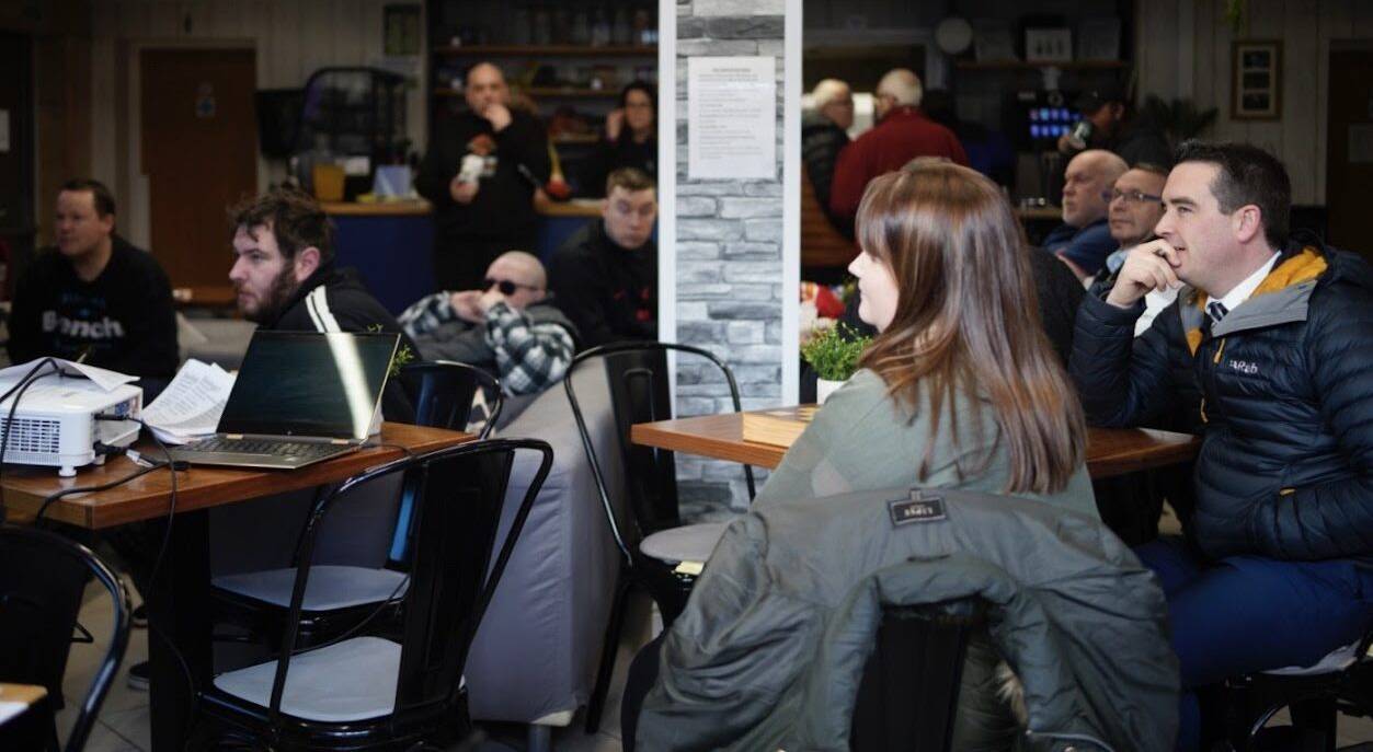 Dr James Davies ac eraill mewn gweithdy 'Cyllidebu am Oes' a gyflwynwyd gan brosiect Lluosi yng nghanolfan Dyfodol Disglair yn y Rhyl