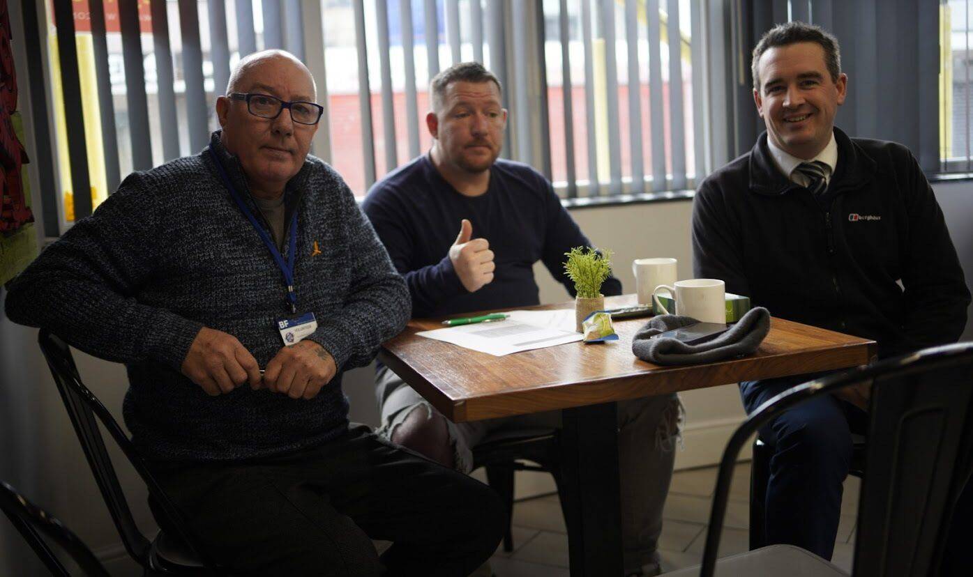 Dr James Davies ac eraill mewn gweithdy 'Cyllidebu am Oes' a gyflwynwyd gan brosiect Lluosi yng nghanolfan Dyfodol Disglair yn y Rhyl